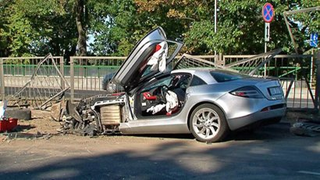 Illustration for article titled McLaren SLR Crashes, Destroys Surrounding Cars In Ferrari Street Race